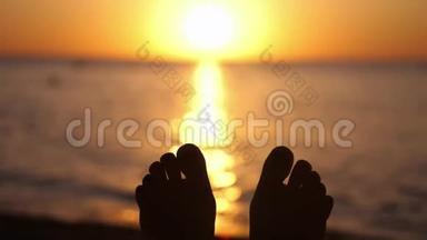 女足在热带海滩上。 日落时分在海边享受欢乐的女人